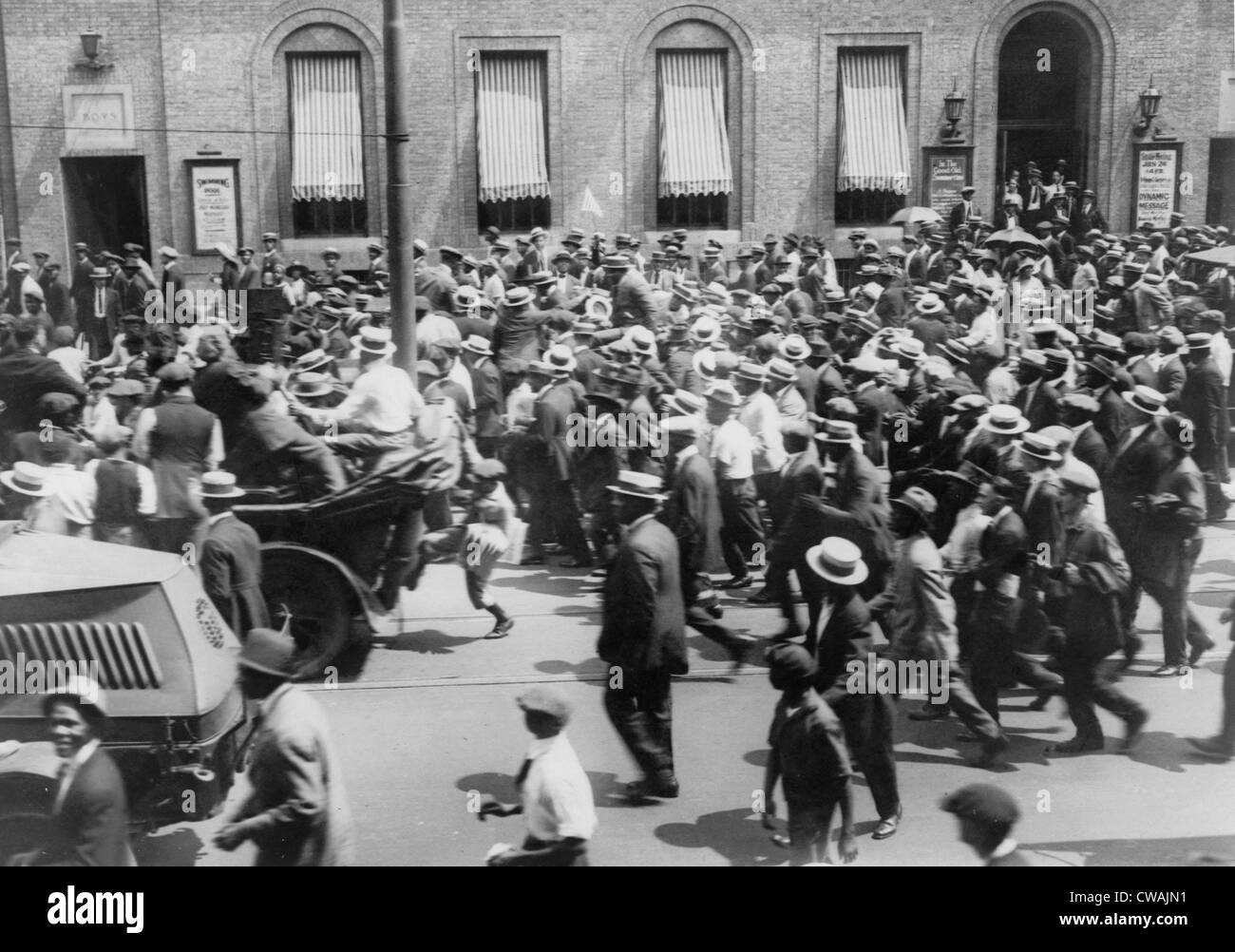 Jack Johnson (1878-1946) a eu une foule de fans qui veulent le saluer à New York après sa libération de prison pour fabrication de Banque D'Images