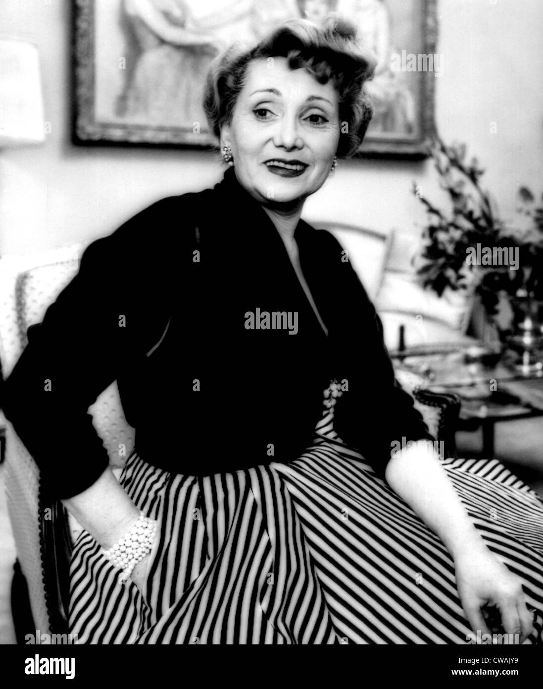 Jolie Gabor, mère de Zsa Zsa et Ava, est assis dans son salon, New York, New York. 1952. Avec la permission de : Archives CSU/Everett Banque D'Images