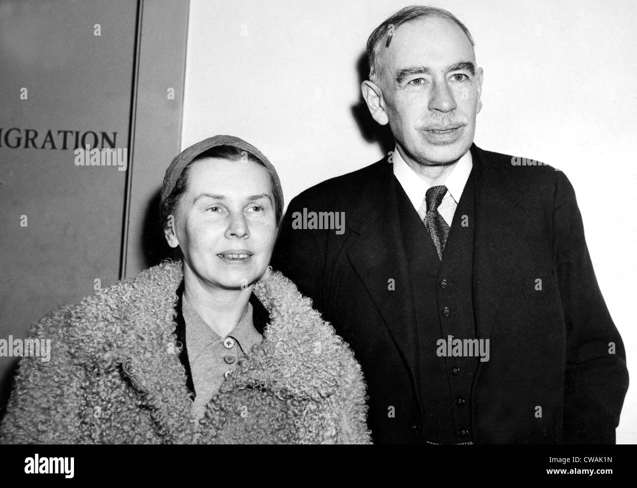 John Maynard Keynes & femme. L'économiste arrive à Paris, 5/8/41. Avec la permission de la CSU : Archives / Everett Collection Banque D'Images