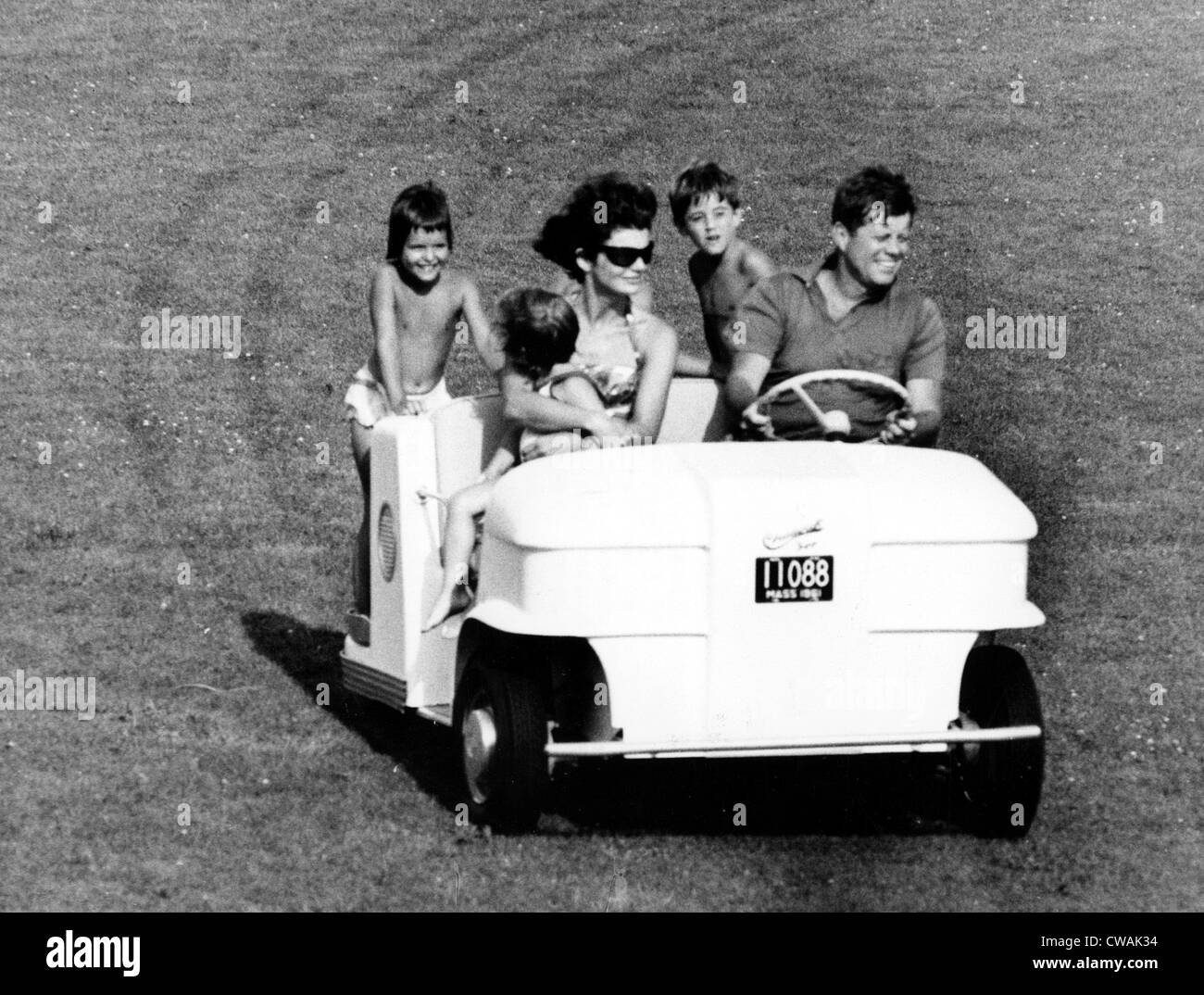 Le président John F. Kennedy, l'épouse, Jacqueline, Caroline, plus sa nièce et son neveu. Port de Hyannis, MA, 12-18-1961.. Avec la permission de : CSU Banque D'Images