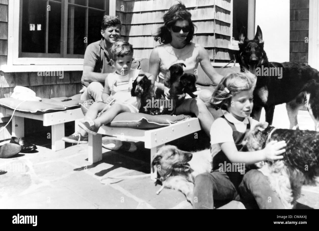 John F. Kennedy, John F. Kennedy, Jr., Jacqueline Kennedy, Caroline Kennedy, au début des années 60.. Avec la permission de la CSU : Archives / Everett Banque D'Images