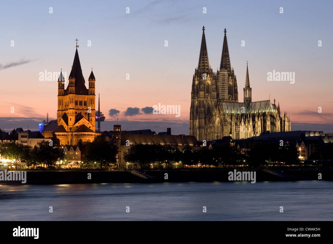 Cologne, la promenade du Rhin avec grand-St. Martin et de la cathédrale dans la soirée Banque D'Images