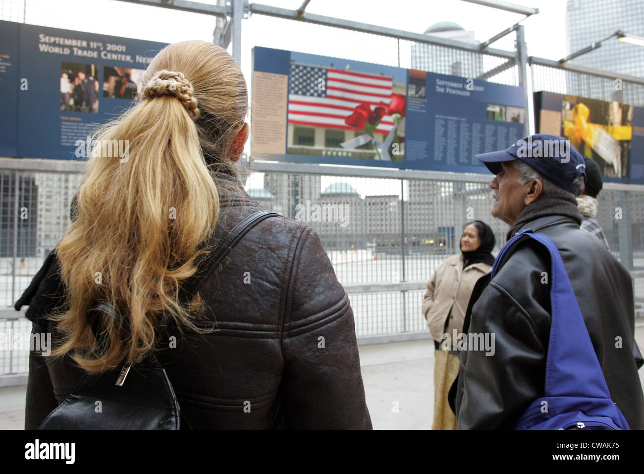 New York, les gens s'informer sur les événements au Ground Zero Banque D'Images