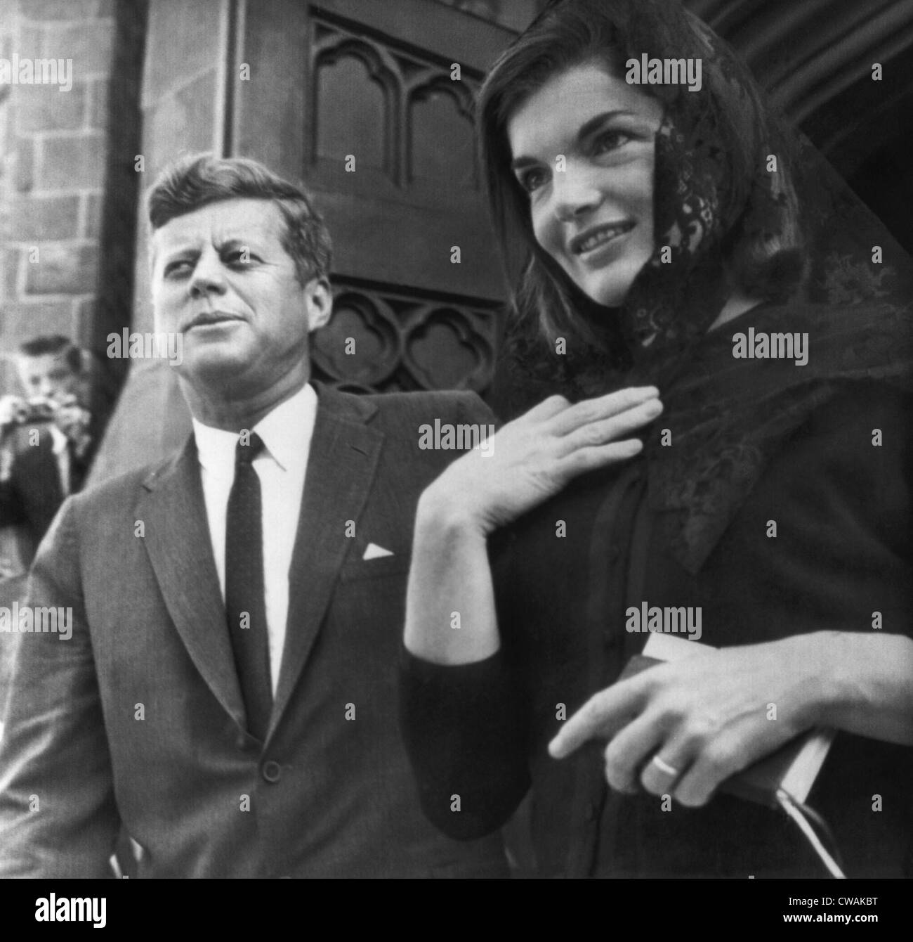 John F. Kennedy, Jacqueline Kennedy, laissant Église Catholique Romaine Ste Marie, Newport Rhode Island, le 9 septembre 1962. Banque D'Images