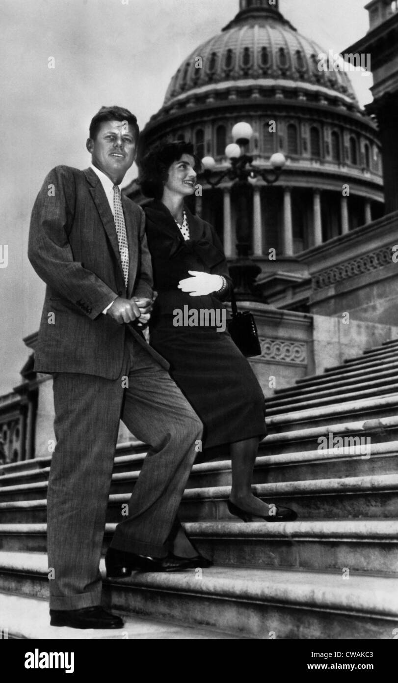 Le sénateur John F. Kennedy et Jacqueline Kennedy, retour à la capitale après une maladie résultant d'une guerre mondiale II Banque D'Images