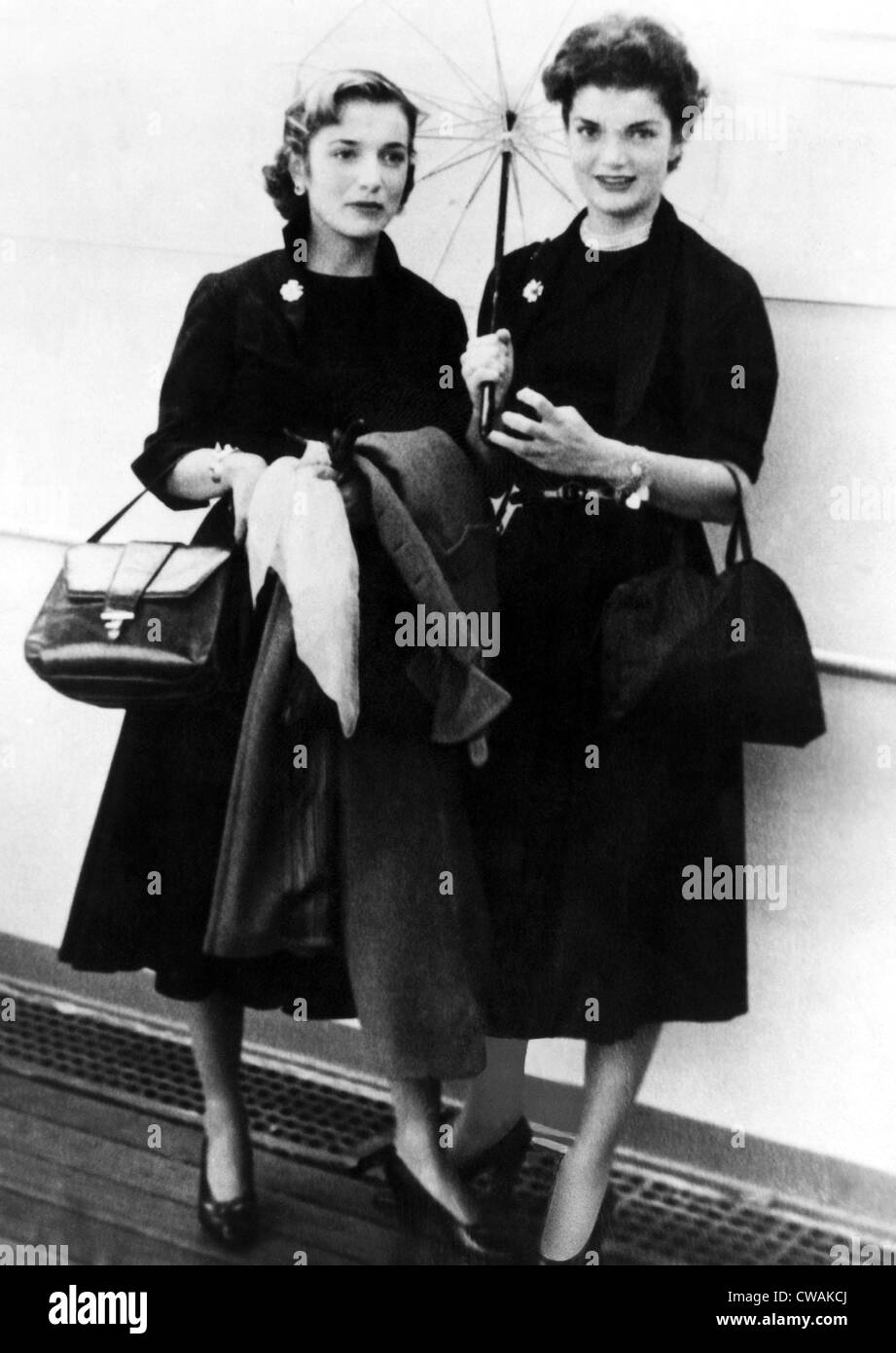 Jacqueline Bouvier et soeur Lee, ca. Années 1950. Avec la permission de : Archives CSU/Everett Collection. Banque D'Images