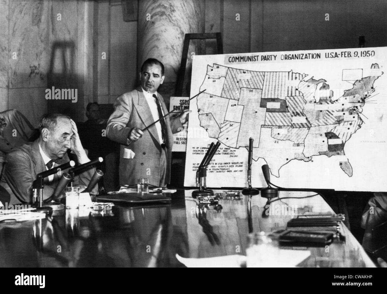 Le sénateur Joseph McCarthy témoigne devant le Sénat à l'Army-McCarthy audiences. L'avocat de l'Armée de Joseph N. Welch est assis à côté de Banque D'Images