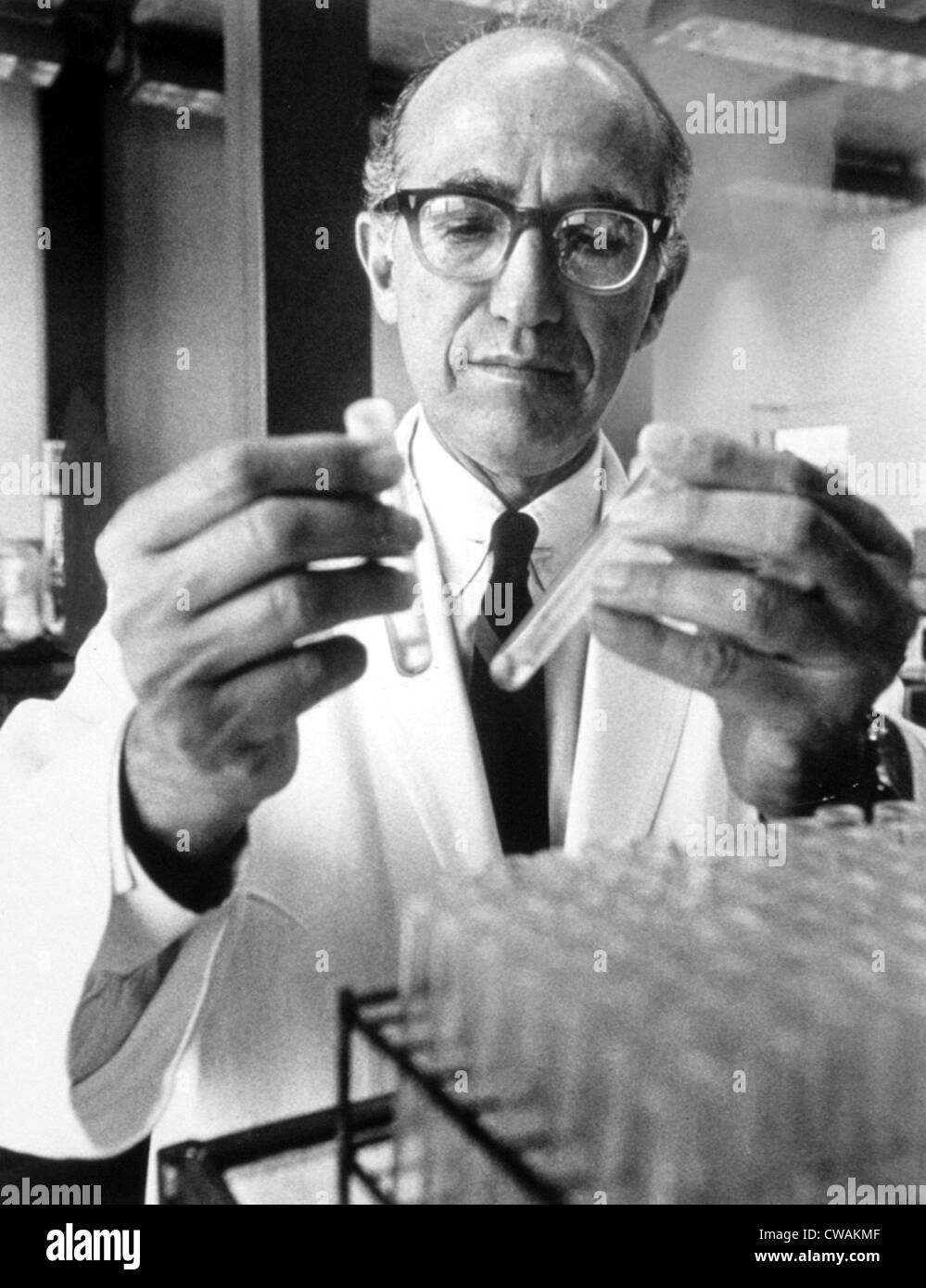 Jonas Salk. Avec la permission de la CSU : Archives / Everett Collection Banque D'Images