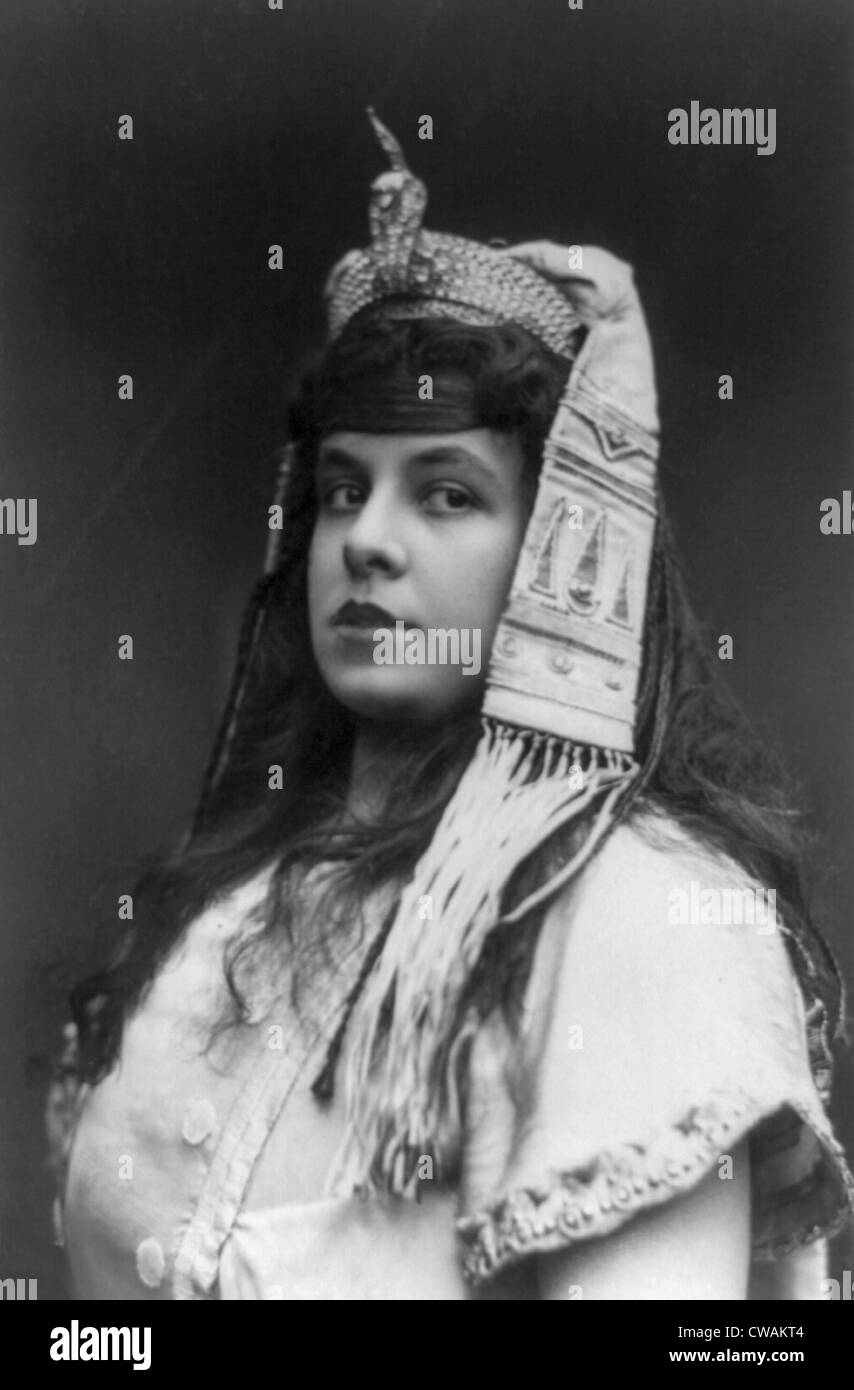 Maria Gay (1879-1943), comme Aida en costume avec coiffe et exotiques ornement serpent en 1909. Banque D'Images