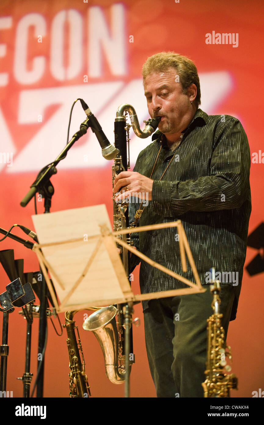 Tim Garland jouant de la clarinette basse avec le phare de la scène jazz Trio Jazz Festival 2012 à Brecon Banque D'Images