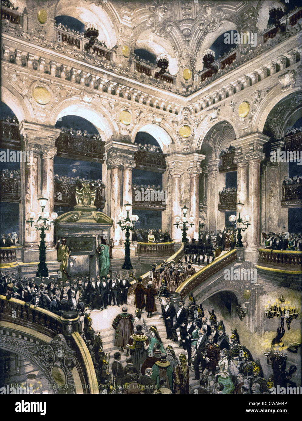 Le grand escalier de l'Opéra de Paris comme les notables entrer avec une garde d'honneur de son inauguration en 1875. Banque D'Images