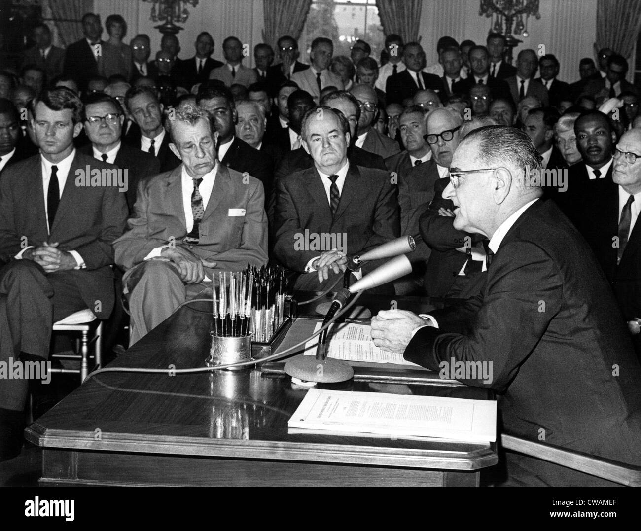 LYNDON JOHNSON (2e à partir de la droite), parlant à la Nation avant la signature de la Loi des droits civils ; Robert Kennedy, Everett M. Banque D'Images