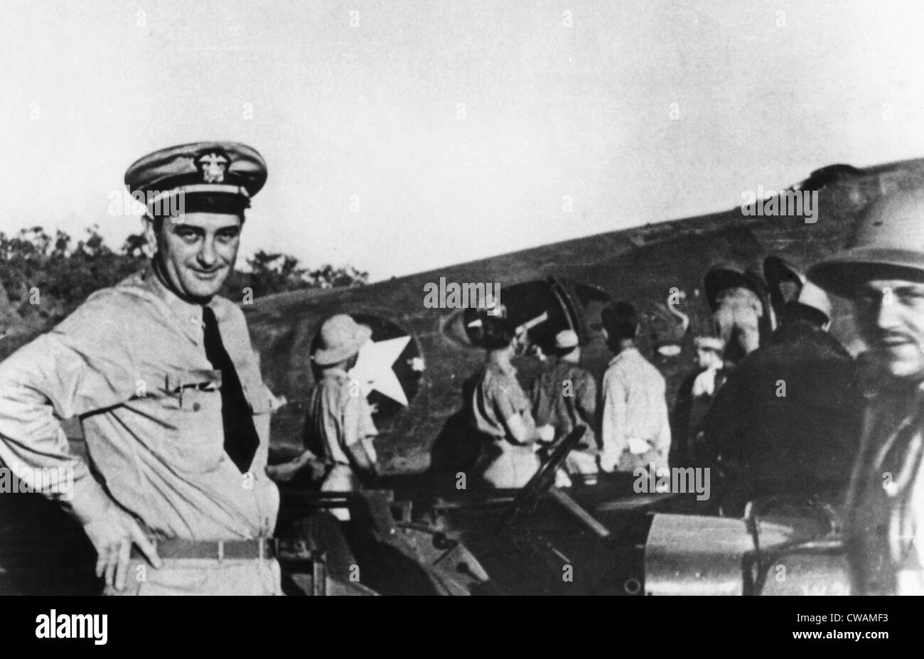 Lyndon Johnson à titre de commandant pendant la Seconde Guerre mondiale, en face d'avions de combat se prépare à décoller de Port Moresby, Nouvelle Guinée Banque D'Images