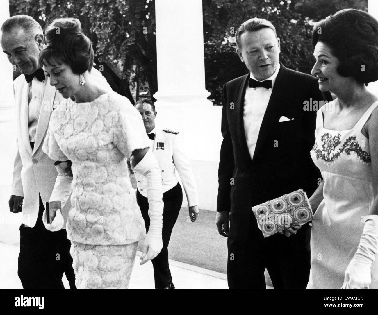Le Président Lyndon B. Johnson escorts Helle Vierkner et le Premier ministre danois Jens Otto Krag escorts Lady Bird Johnson à un Banque D'Images