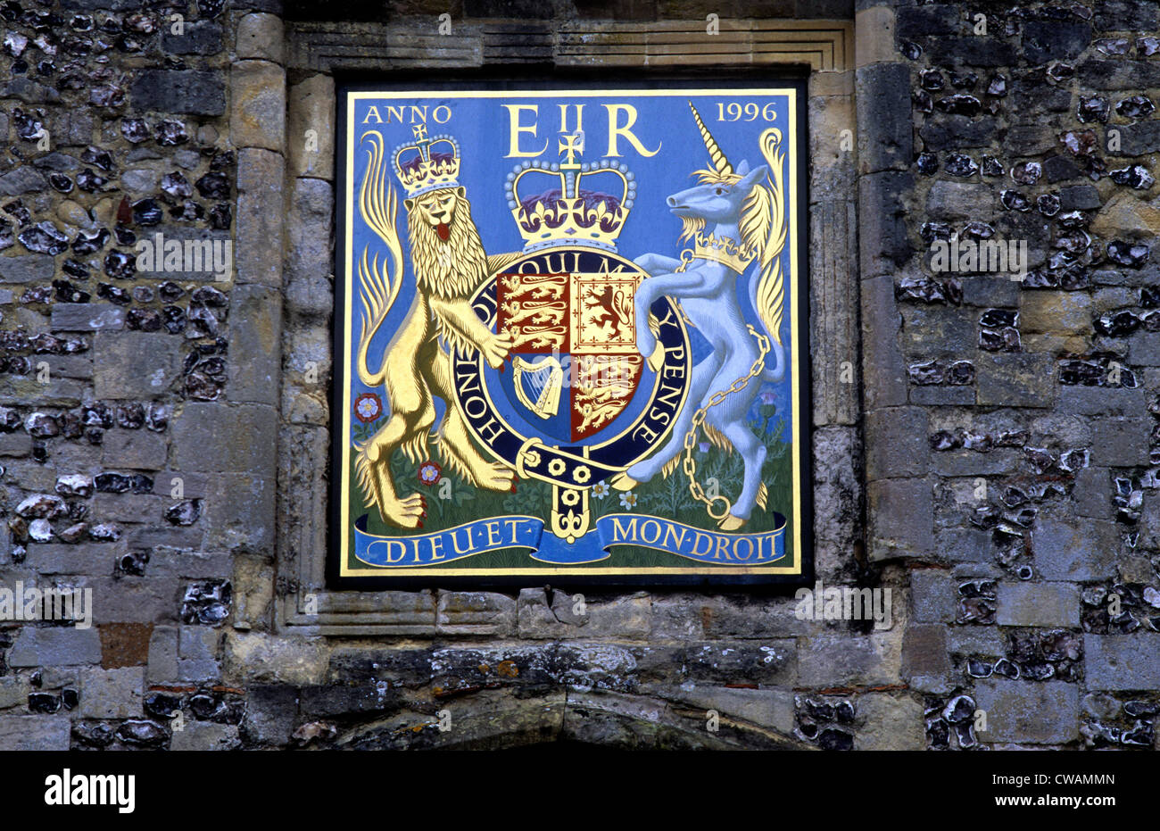 Armoiries de la reine Elizabeth 2e, Winchester Cathedral Gate Cité Elizabeth II, Royal image héraldique armoiries armorial Banque D'Images