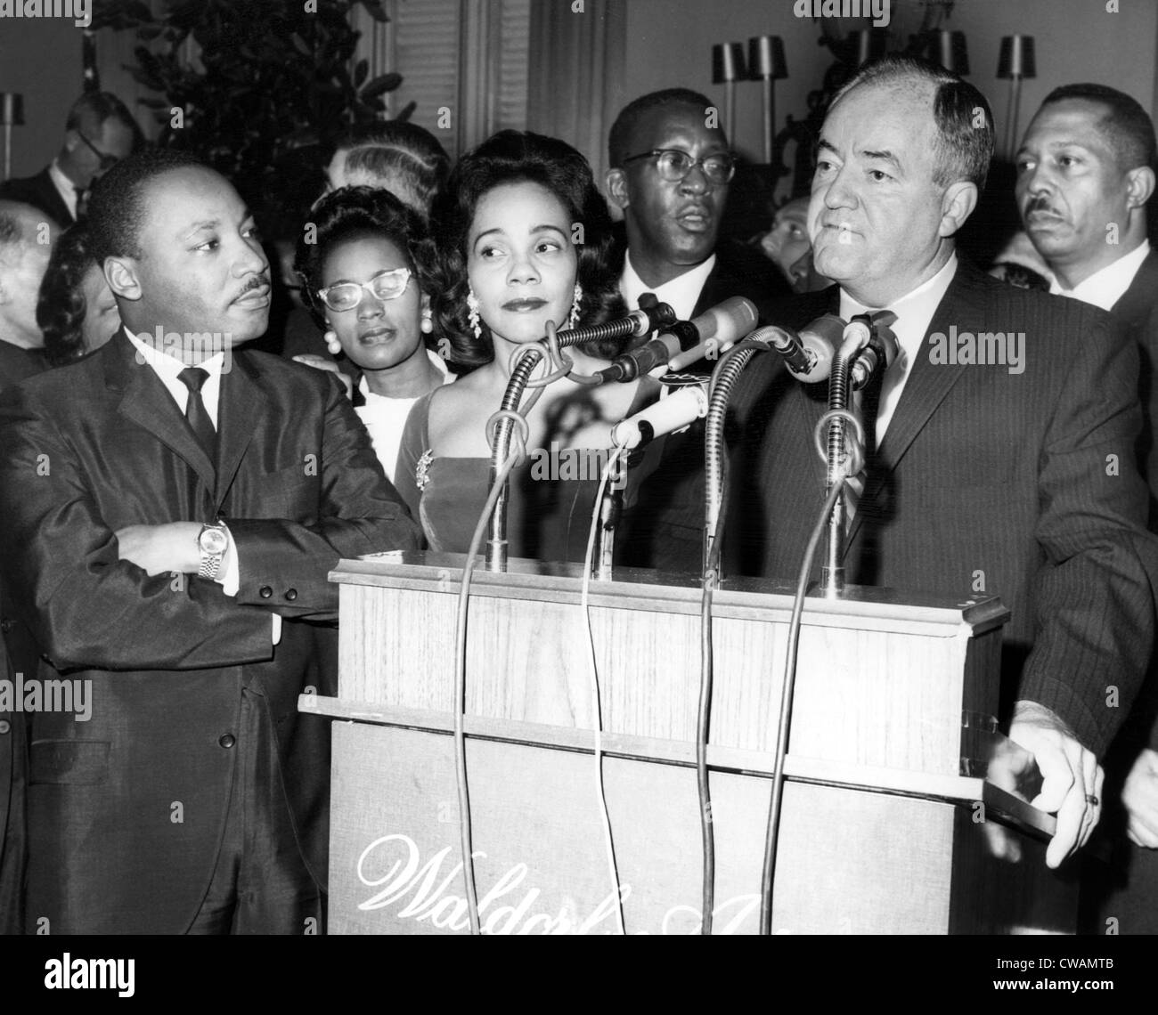 Dr. Martin Luther King Jr., avec son épouse, Coretta Scott King, vice-président élu Hubert Humphrey, parlant à la réception Banque D'Images