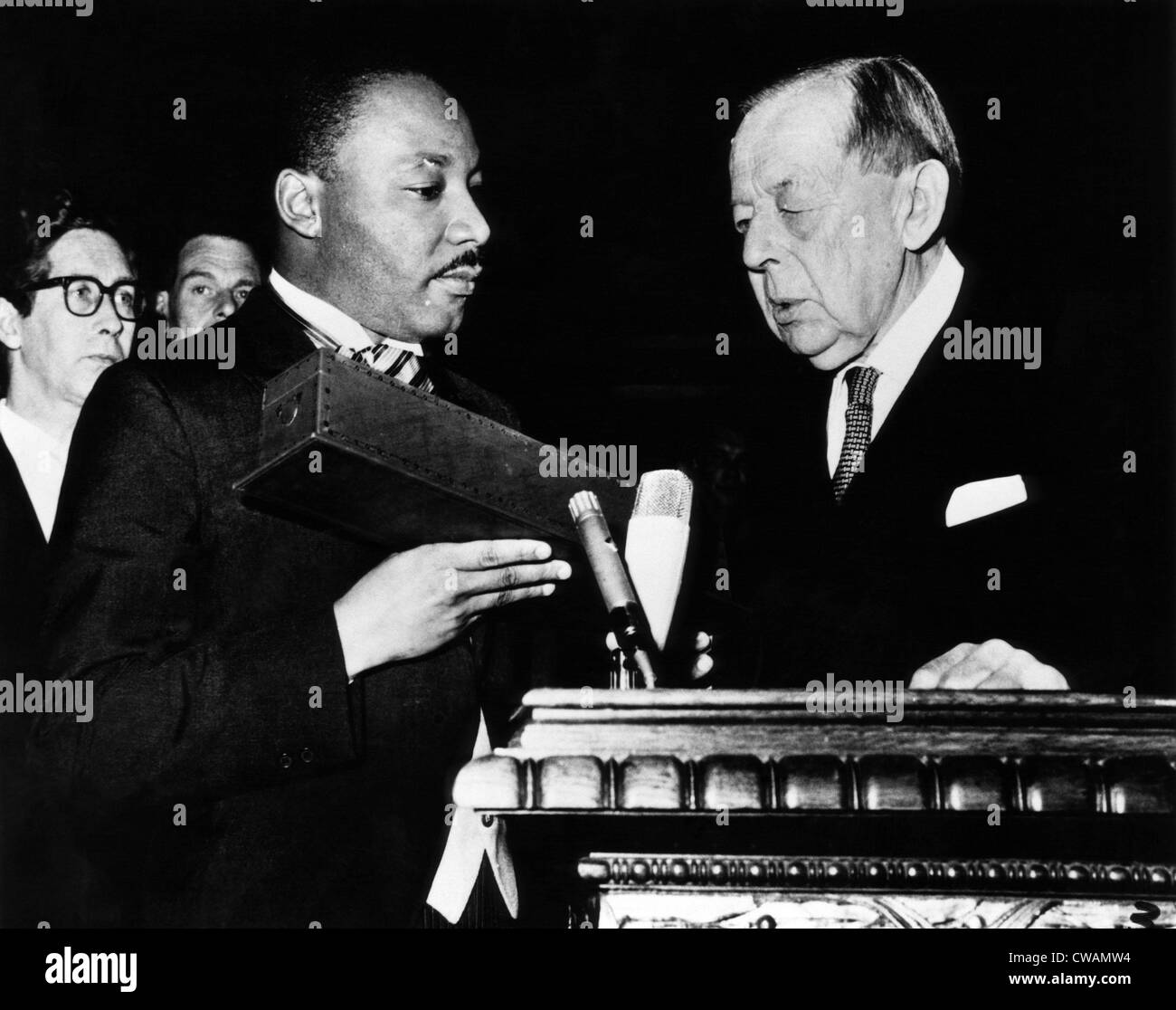 Dr. Martin Luther King Jr. (à gauche), reçoit le Prix Nobel de la paix, Oslo, Norvège, le 10 décembre 1964.. Avec la permission des Archives / CSU : Banque D'Images