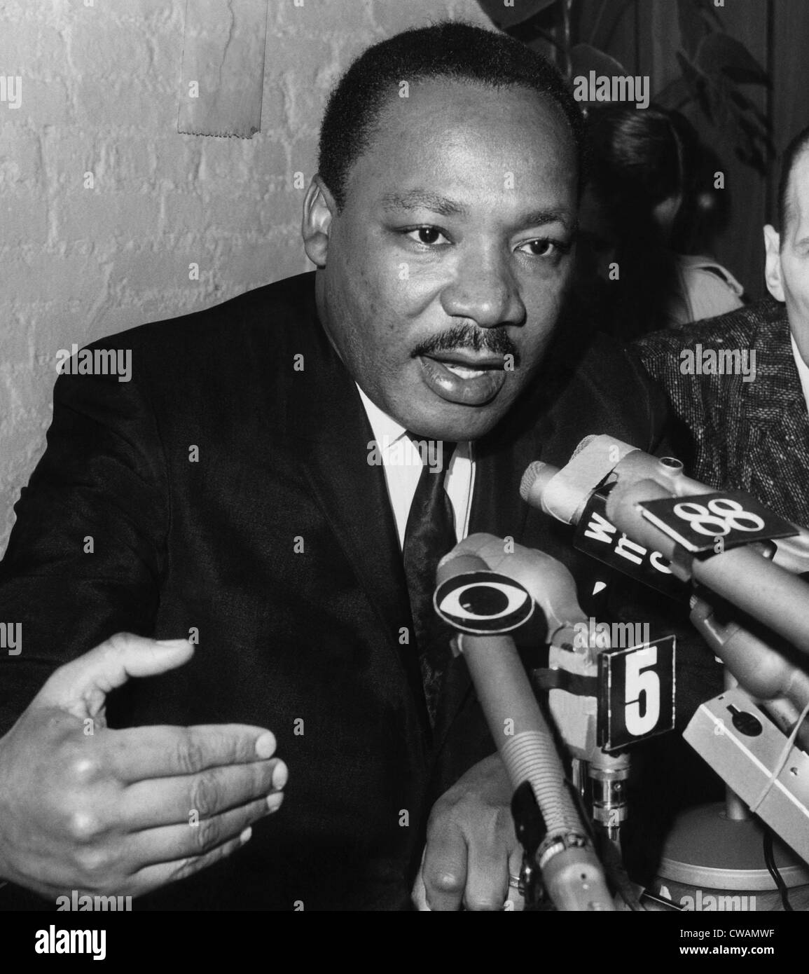 Dr. Martin Luther King Jr. parle à la presse à l'Église baptiste de Canaan de Harlem à New York, le 24 mars 1968.. Avec la permission de : CSU Banque D'Images