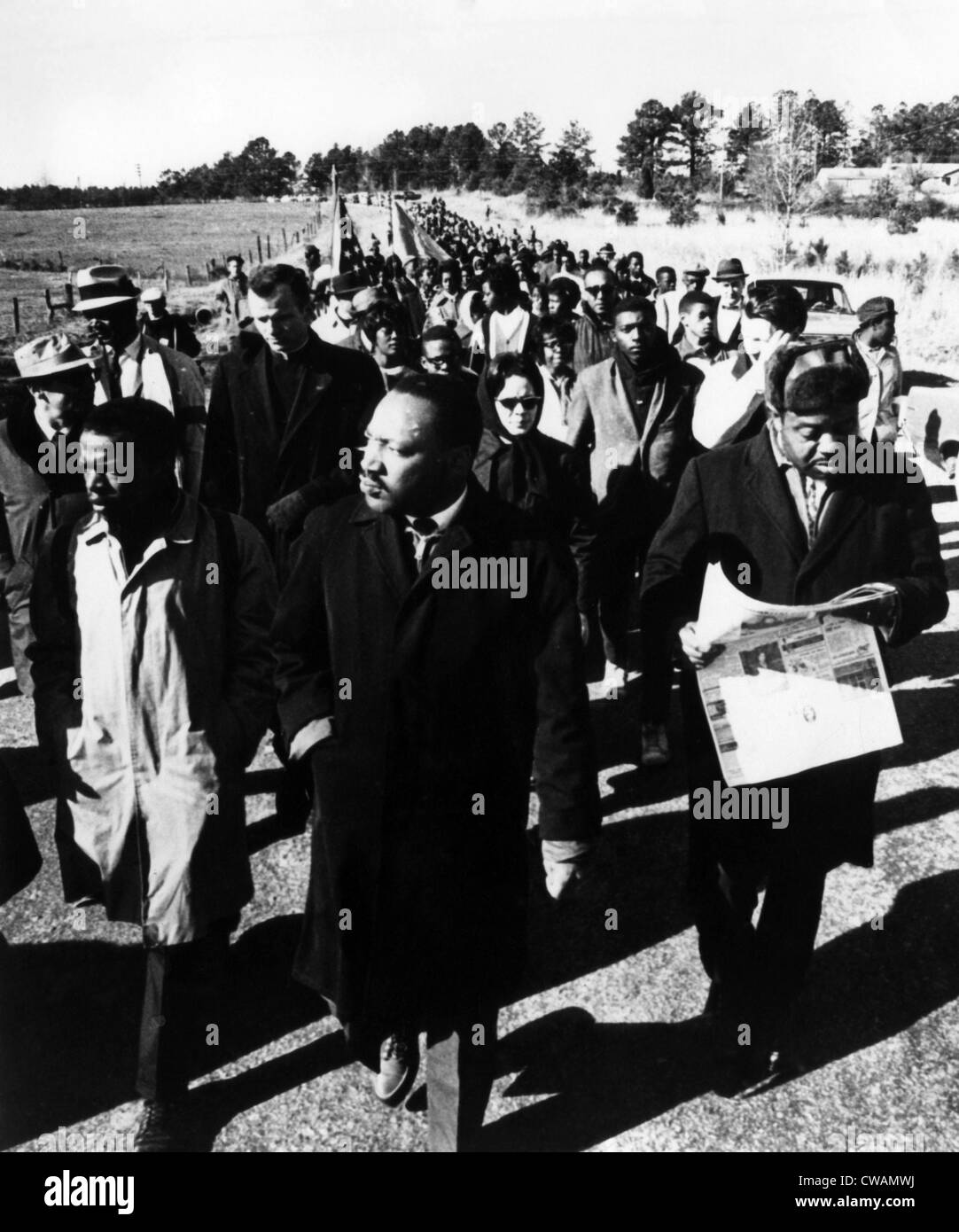 Dr. Martin Luther King Jr. (au centre, à l'avant), ce qui conduit le 54 mars Mile en Alabama, 1965.. Avec la permission de la CSU : Archives / Everett Banque D'Images