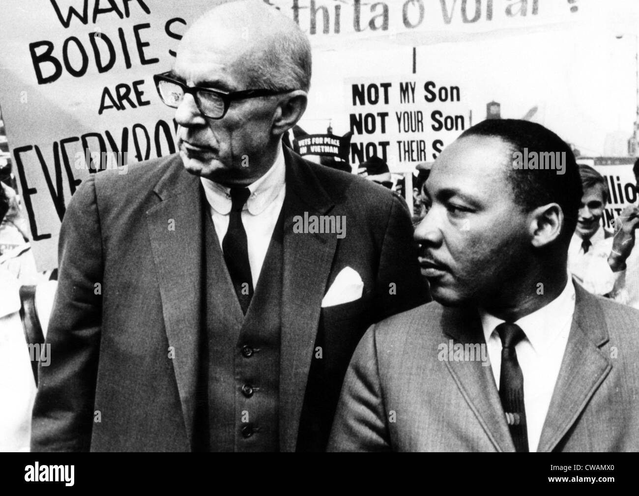 Le Dr Benjamin Spock, Martin Luther King Jr., le plomb près de 5 000 marcheurs à travers la boucle de Chicago pour protester contre la politique américaine en Banque D'Images