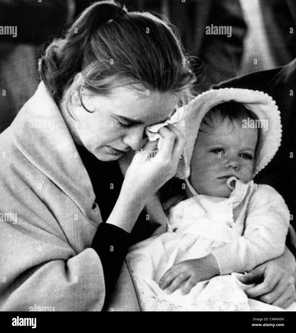 Marina Oswald au service de son mari, Lee Harvey Oswald, 1963. Avec la permission de : Archives CSU/Everett Collection Banque D'Images