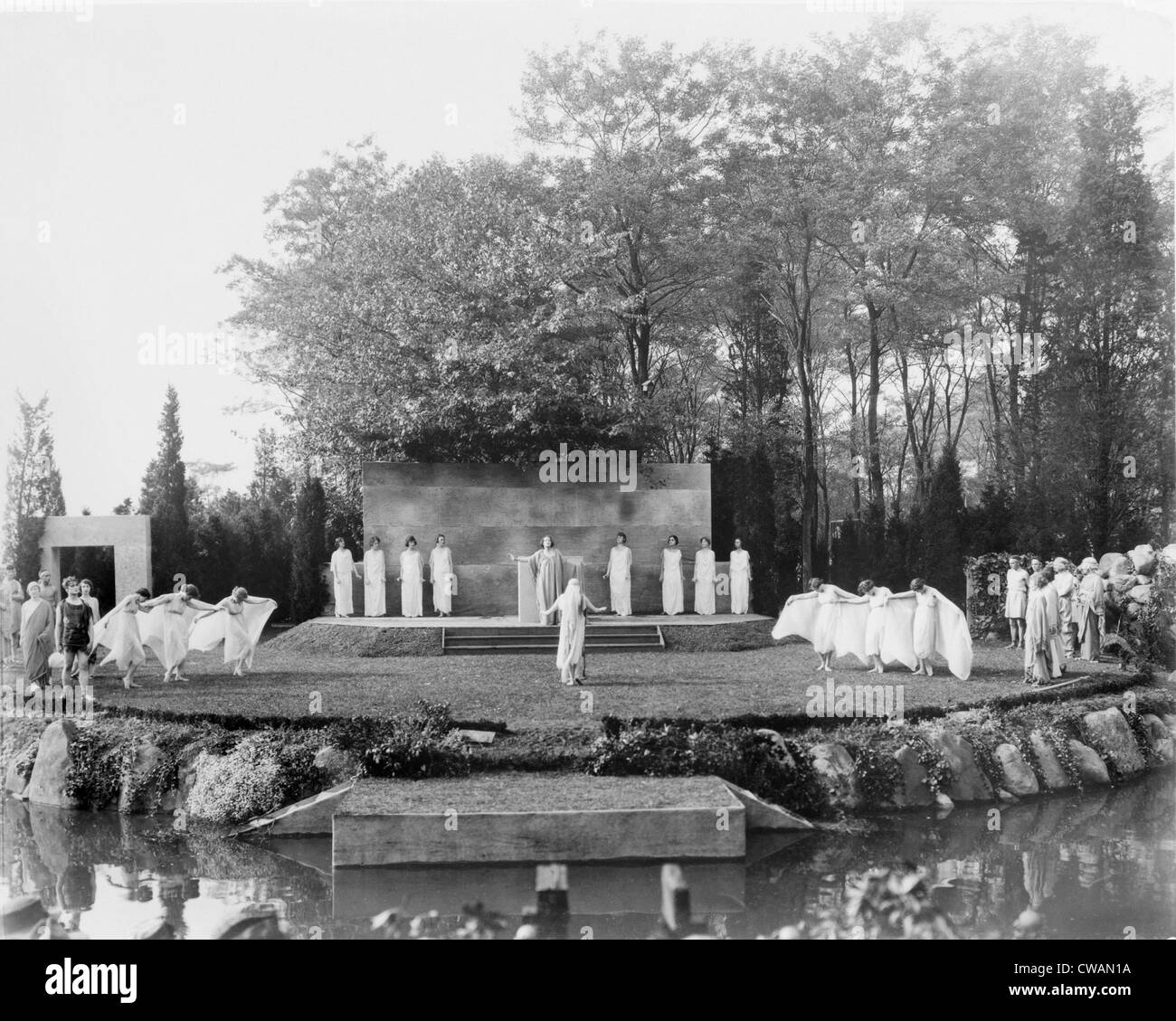 Spectacle de danse moderne en plein air avec des danseurs en draperie classique, à Long Island, New York. Photo par Frances Benjamin Banque D'Images