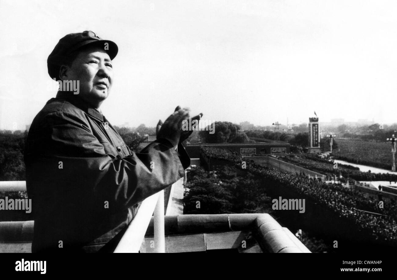 Le président Mao Tse Tung, (alias Mao Zedong, 1893-1976), saluant les Gardes Rouges et les étudiants à Pékin, le 19 novembre 1966. Avec la permission de : Banque D'Images