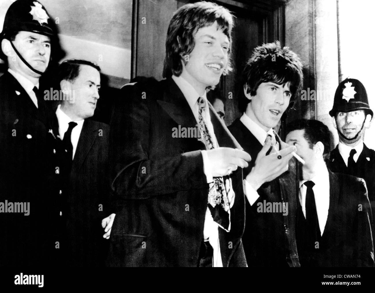 Mick Jagger et Keith Richards en laissant un Chichester, Angleterre cour le 10 mai 1967, où ils ont été accusés pour possesing Banque D'Images