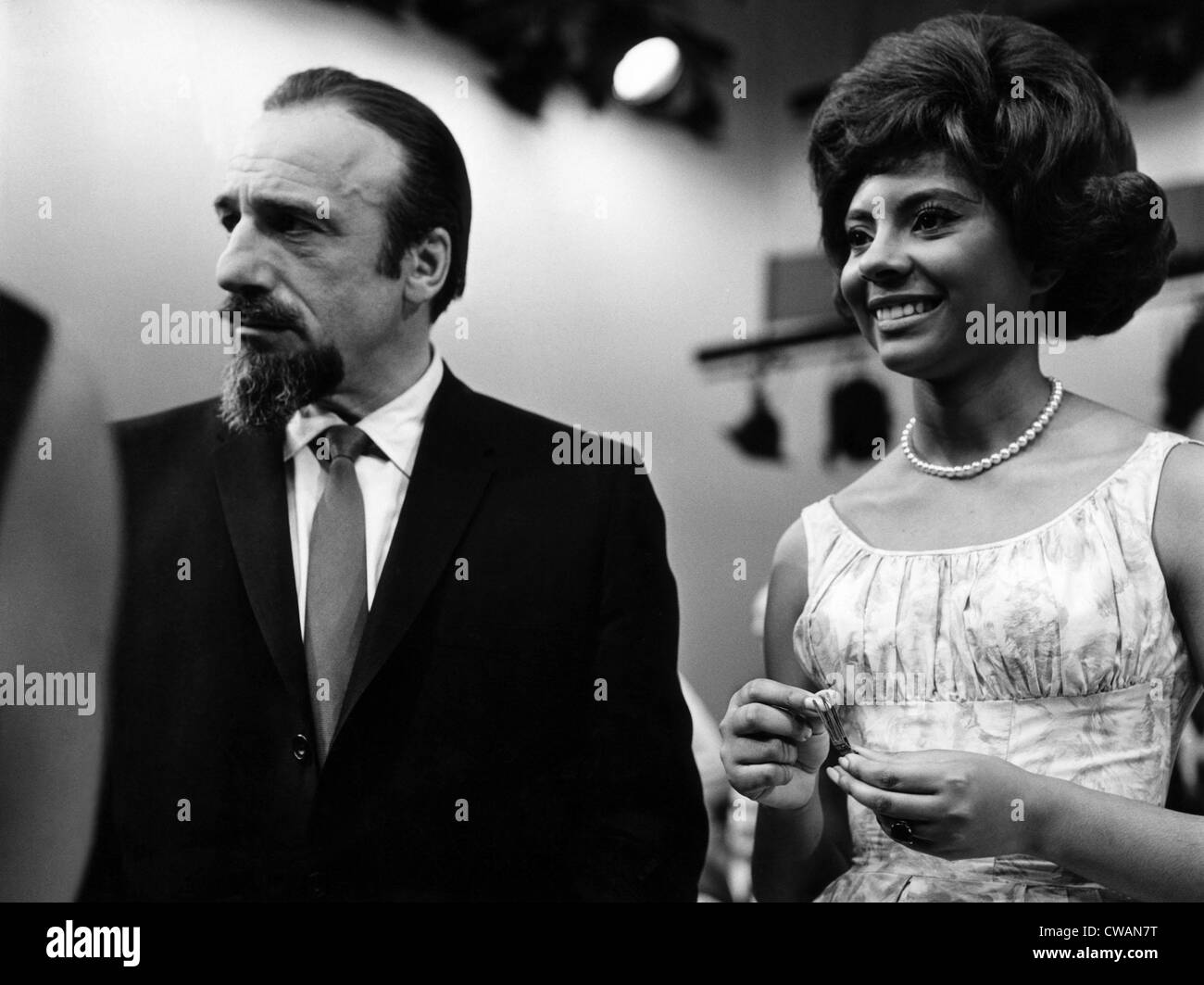 Singer Mitch Miller et Leslie Uggams, ca. Au début des années 60. Avec la permission des Archives CSU/Everett Collection Banque D'Images