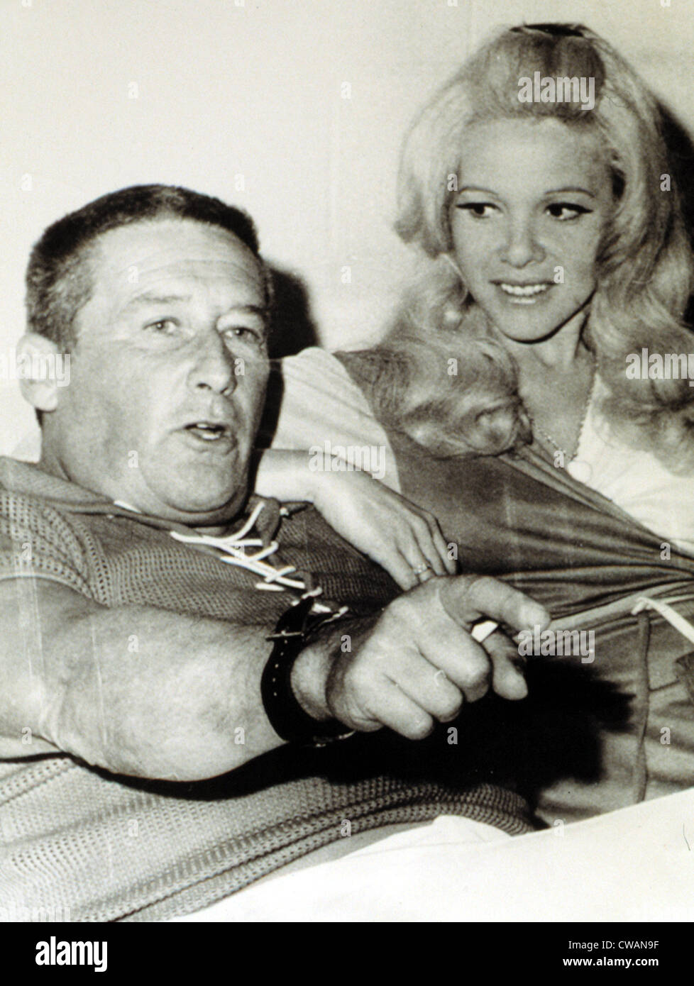 Mickey Spillane et femme Sherri, CSU 11/72 Archives/Everett Collection Banque D'Images