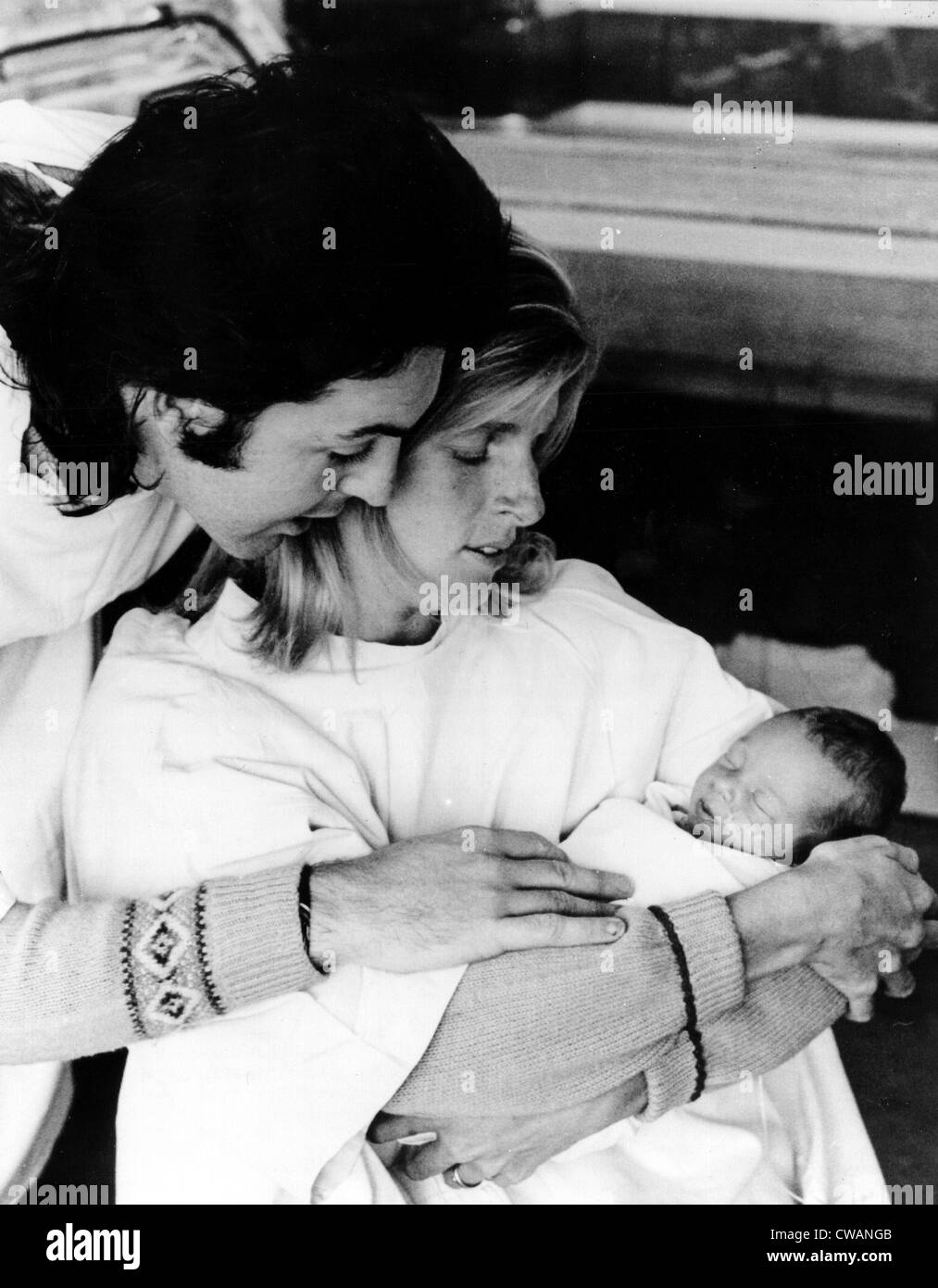 Paul et Linda McCartney avec nouveau-né fille Stella, 17 septembre 1971. Avec la permission de la CSU : Archives / Everett Collection Banque D'Images