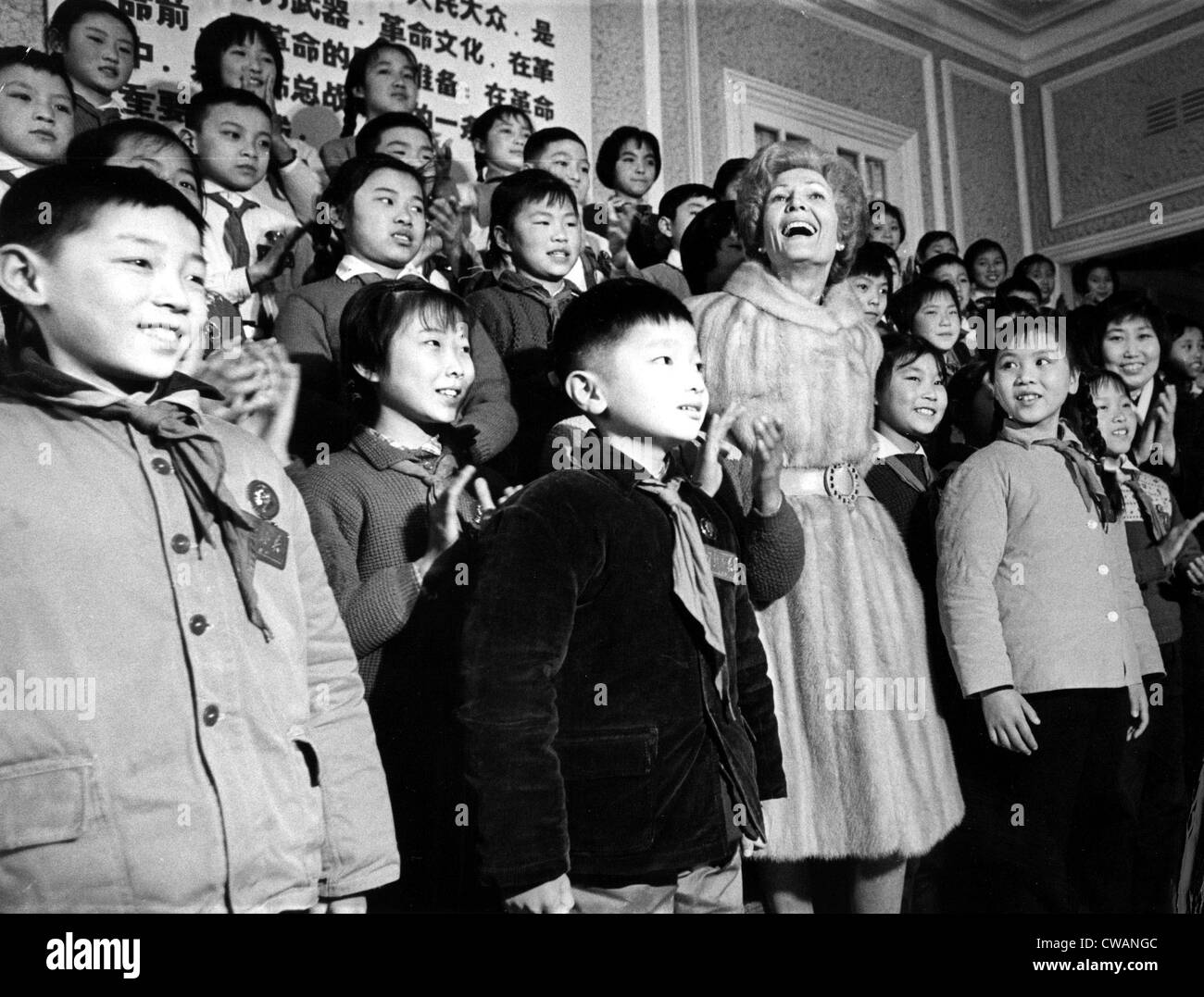 La Première Dame Pat Nixon avec enfants au Shanghai Municipal Children's Palace, le 27 février 1972. Avec la permission des Archives / CSU : Banque D'Images