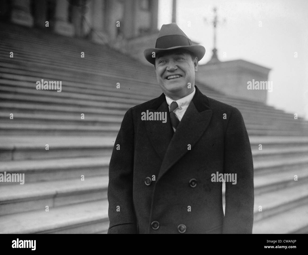 Harry F. Sinclair (1876-1956), président de Sinclair Oil Corporation consolidés, sur les marches du Capitole à Washington Banque D'Images