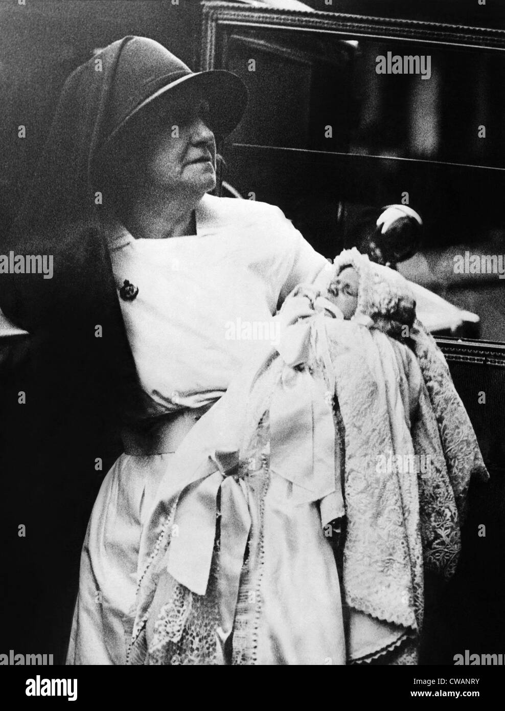 Une infirmière holding, la princesse Elizabeth (la future reine Elizabeth II), après son baptême à Buckingham Palace, Londres, juin Banque D'Images