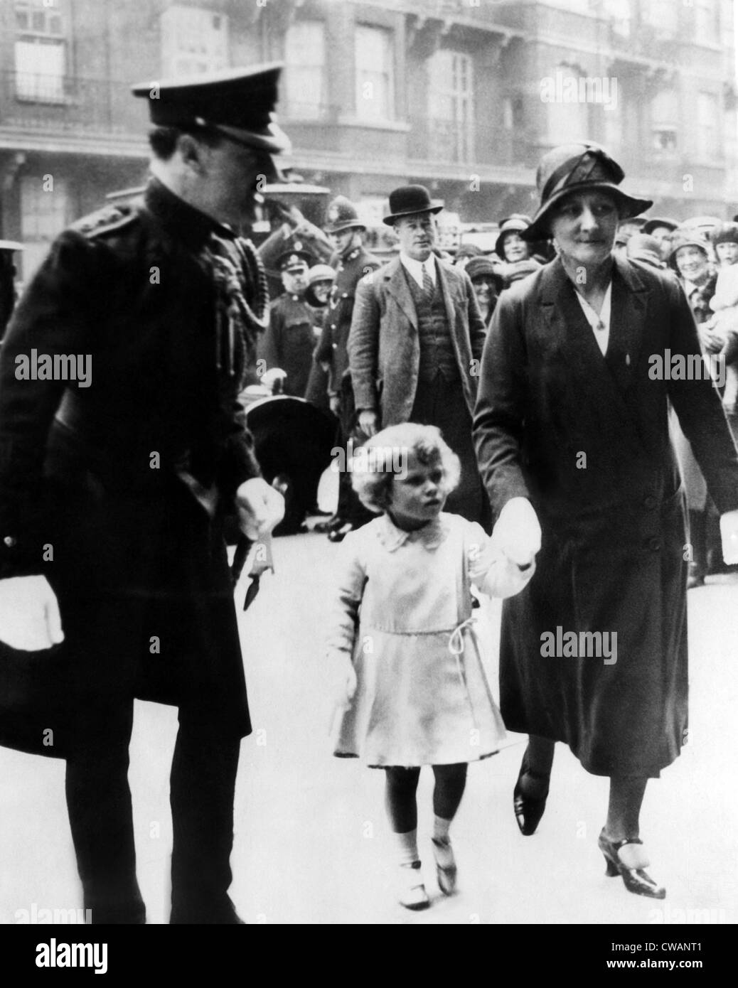 La princesse Elizabeth (centre), (la future reine Elizabeth II), avec son infirmière (premier plan, à droite), la participation à l'ouverture de la Banque D'Images