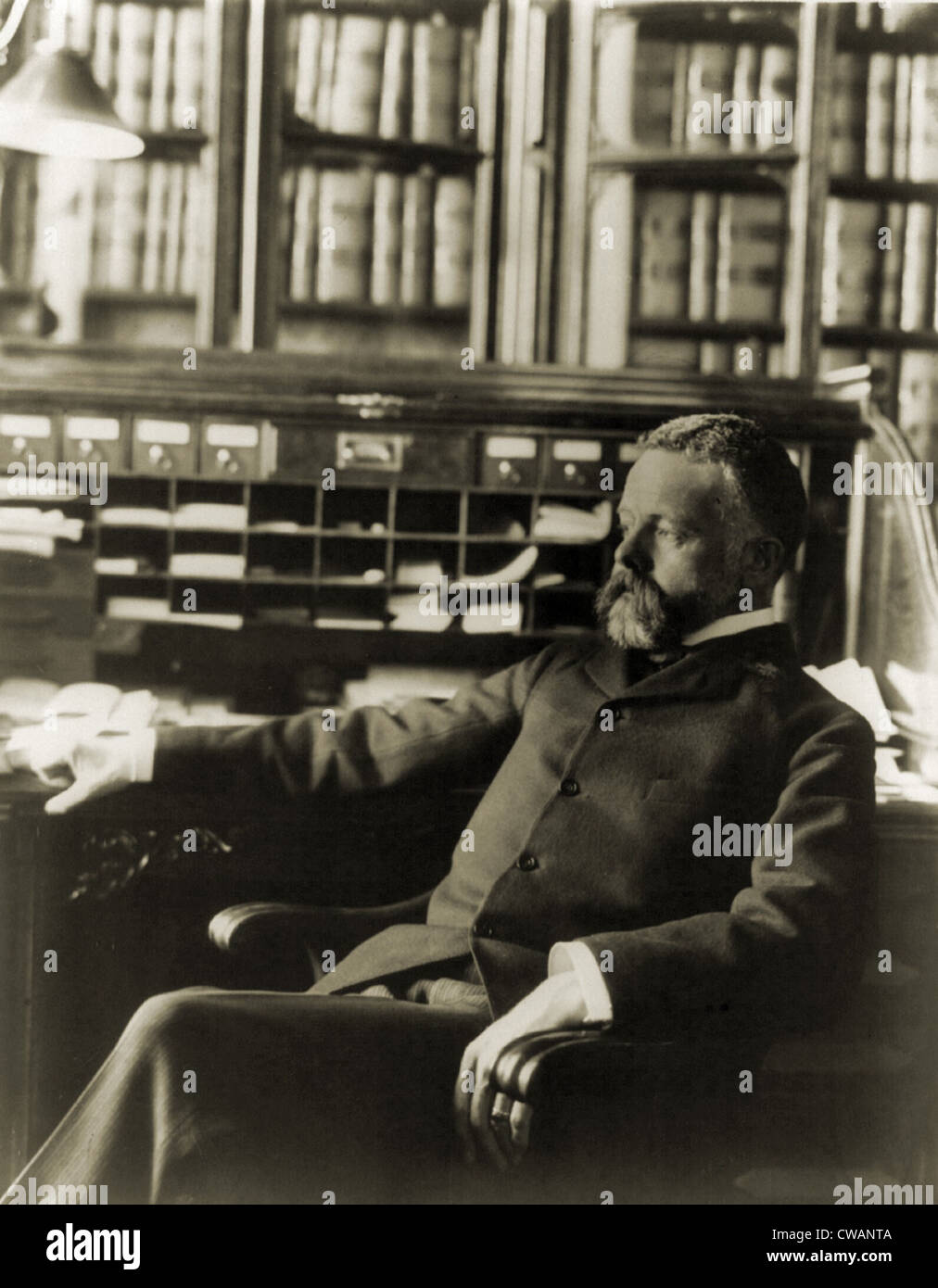 Henry Cabot Lodge (1850-1924), le sénateur républicain du Massachusetts est assis à son bureau. Portrait de Benjamin Johnston Frances Banque D'Images