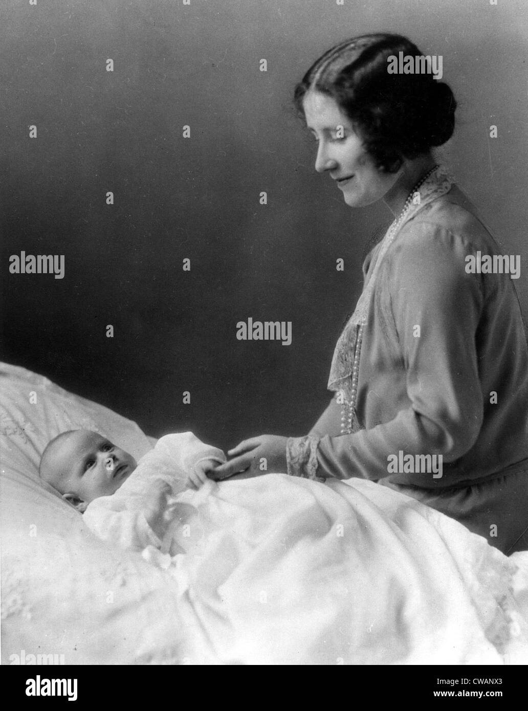 La duchesse d'York, plus tard, la Reine Mère, avec sa nouvelle fille Margaret, 1930. Avec la permission de la CSU : Archives / Everett Collection Banque D'Images