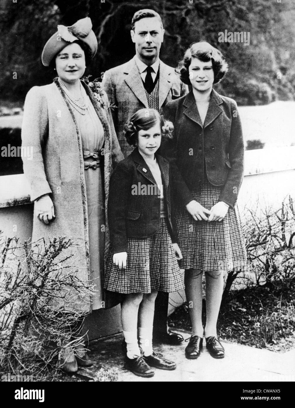 La famille royale, de la reine Elizabeth (plus tard la reine mère), le roi George VI, la princesse Elizabeth, la princesse Margaret (avant), sur Banque D'Images