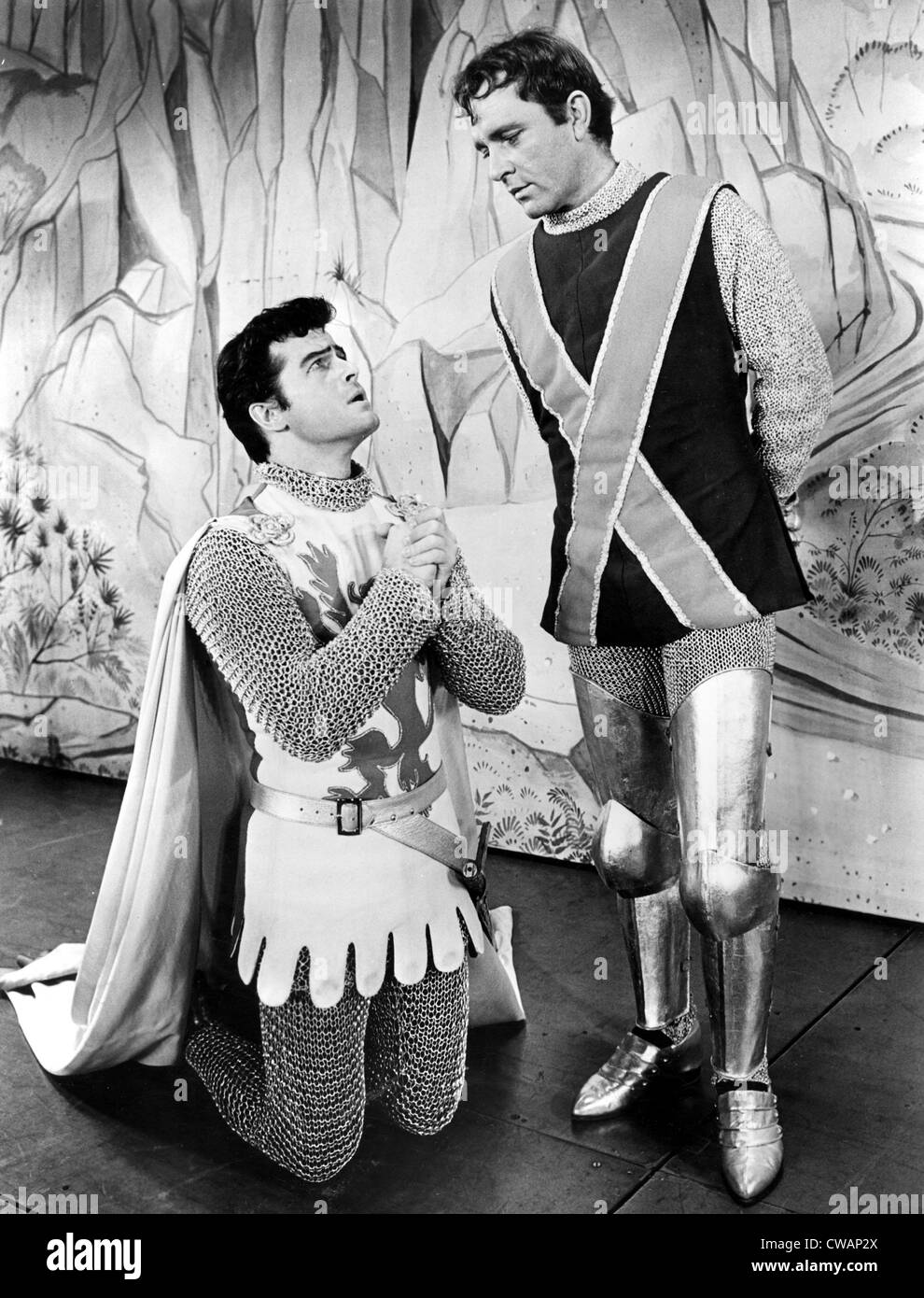 Robert Goulet et Richard Burton dans l'étape de la production de Camelot dans le début des années 1960. Avec la permission de la CSU : Archives / Everett Banque D'Images