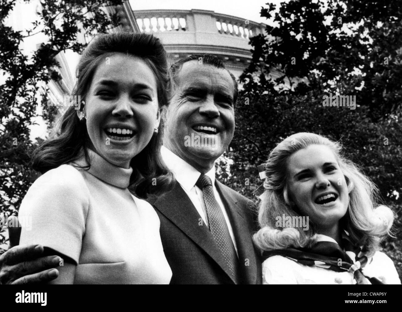 Le président américain Richard Nixon (centre), avec ses filles Julie Eisenhower (à gauche), et Tricia Nixon, sur la fête des pères dans le Banque D'Images