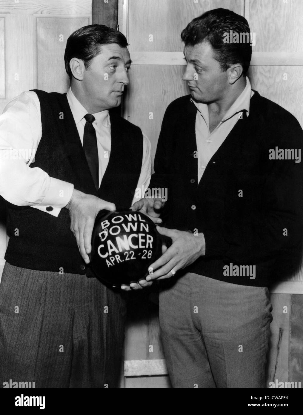 L'acteur américain Robert Mitchum et son fils, Jim Mitchum, discuter de 'Bol vers le bas la semaine Cancer', d'une semaine sur le bowling et le cancer Banque D'Images