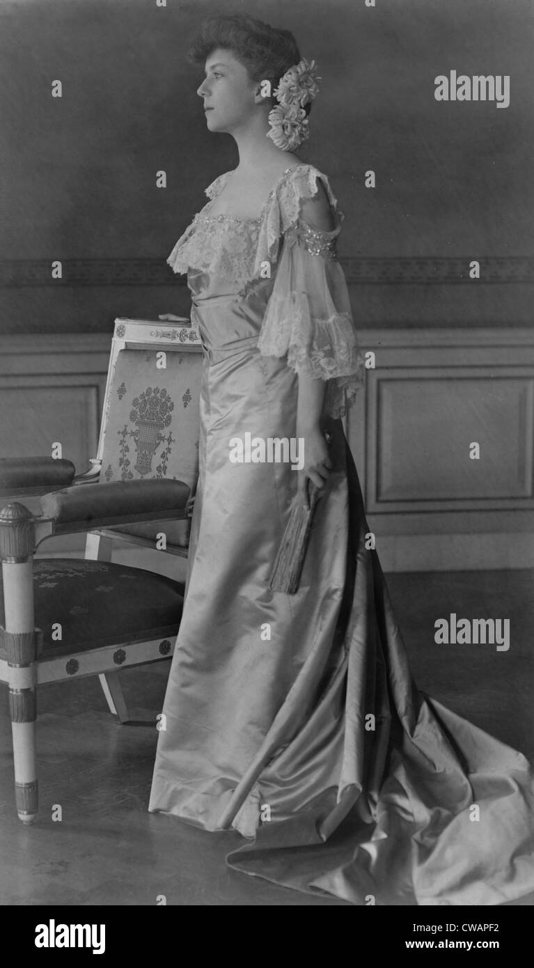 Alice Roosevelt (1884-1980), le port de la dentelle vogue robe et des fleurs dans ses cheveux. 1903 portrait par Frances Benjamin Banque D'Images