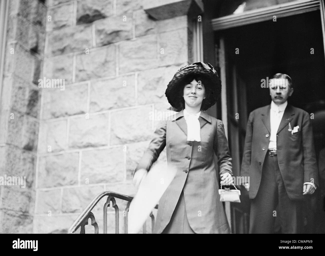 Evelyn Nesbit Thaw (1884-1967), épouse du meurtrier Harry Thaw, transportant un ventilateur au cours de l'été 1909. Nesbit a été interprété par Banque D'Images