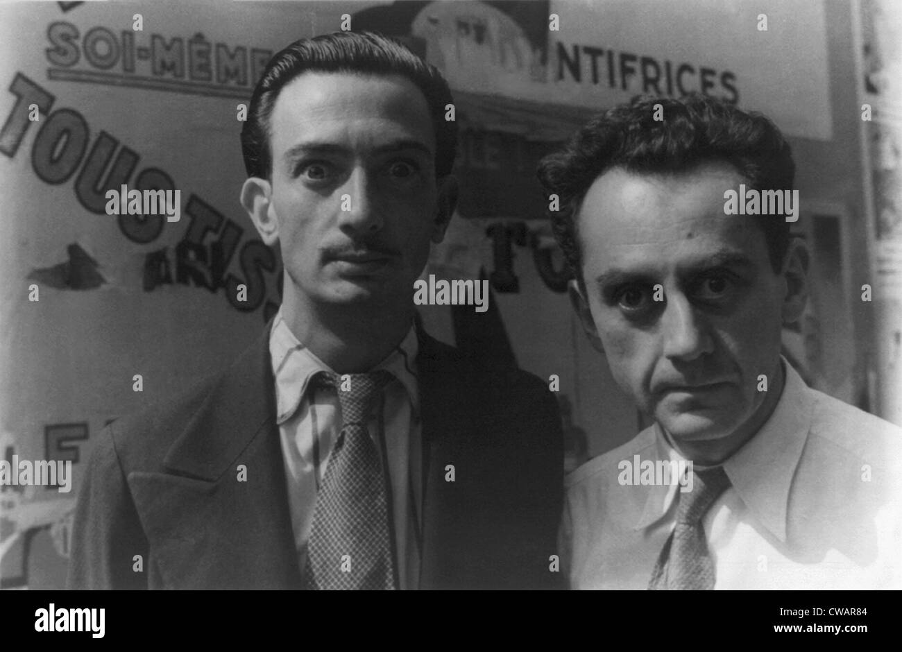 Les artistes surréalistes Salvador Dali (1910-2001) et Man Ray (1890-1976) regarder le photographe Carl Van Vechten, comme il l'appareil photo Banque D'Images
