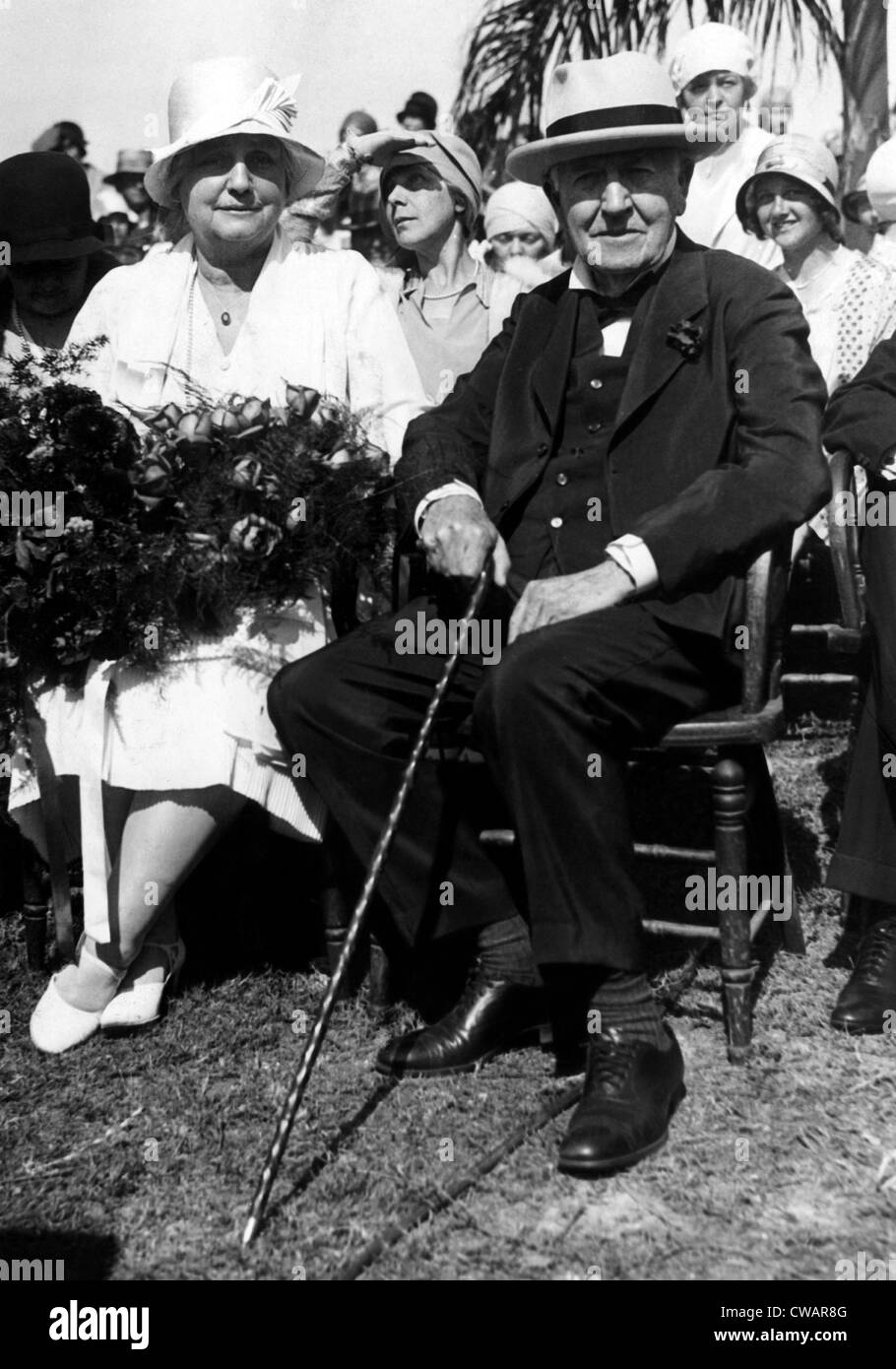 Mina et Edison Thomas Edison, célèbre son 83e anniversaire dans le jardin de sa maison en Floride, Fort Meyers, le 11 février 1930. Banque D'Images