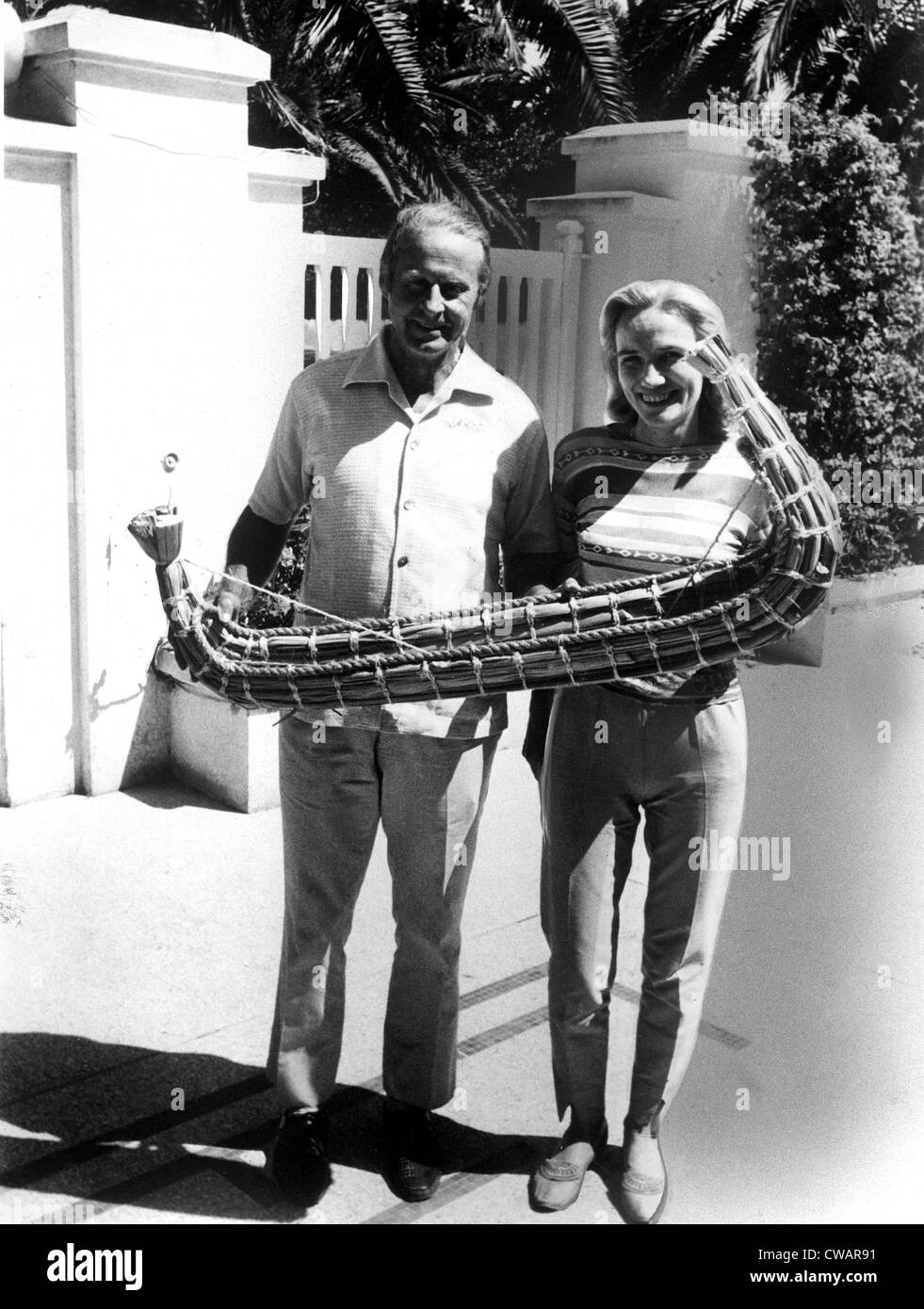 THOR HEYERDAHL et épouse Yvonne Heyerdahl détiennent un modèle de 'Ra', l'image du 05/27/69.. Avec la permission de la CSU : Archives / Everett Collection Banque D'Images