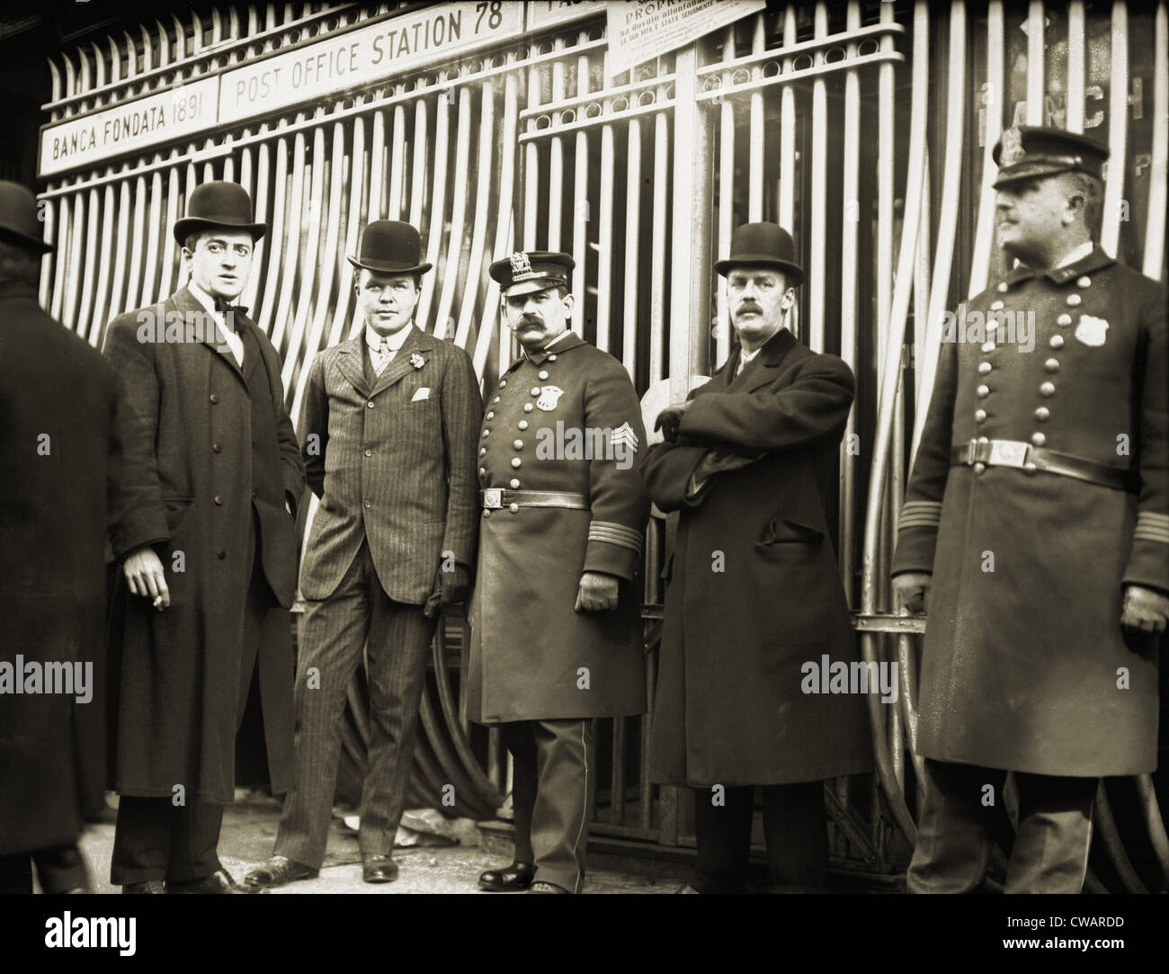 La garde de la police l'échec d'une banque à partir de déposants paniqués à New York City's Little Italy en 1908. Banque D'Images