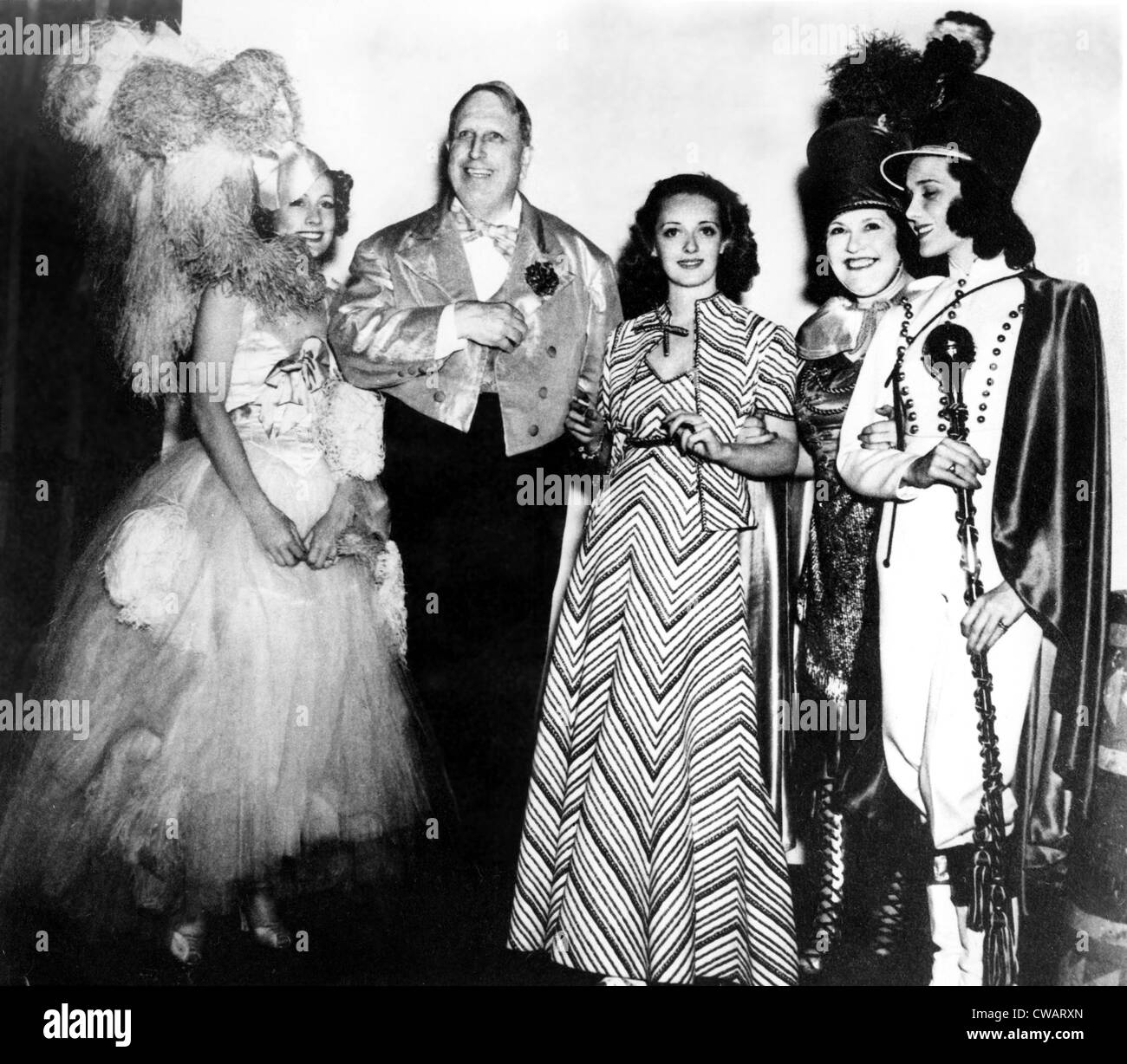 Bal costumé à San Simeon. Irene Dunne, William Randolph Hearst, Bette Davis, Louella Parsons & Mary Brian, 1937. Avec la permission de : Banque D'Images