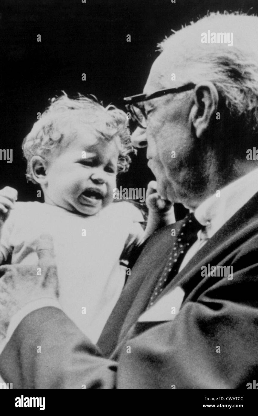 DR.Benjamin Spock et bébé qui pleure, 1968. Avec la permission de la CSU : Archives / Everett Collection Banque D'Images