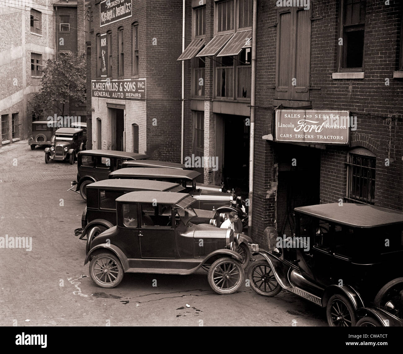 Ts, et un modèle plus luxueuses Lincoln (façade) parqués par un concessionnaire Ford Motor Company à Washington, D.C. en Banque D'Images